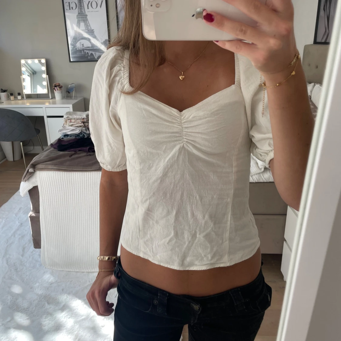 Vit blus med puffärm och v-ringning