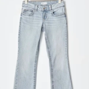 Ljusblå bootcut jeans med fickdetaljer - Ginas Y2K slutsålda jeans i strl 40, använda 2 gånger! Perfekt skick, priset går att diskutera.