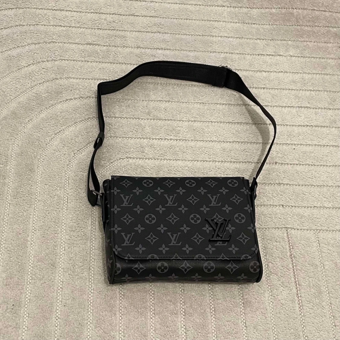 Rutig populär väska från L