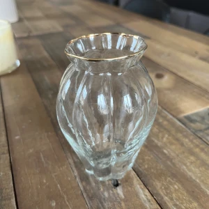 Glasvas - Vad med guldiga kanter, höjd: 12cm.