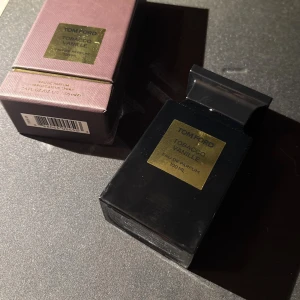 Tom Ford tobacco vanille - Säljer min tom Ford då jag inte behöver den. Den är aldrig använd bara sprutad två gånger. Luktar riktigt gott och perfekt nu till hösten och vintern