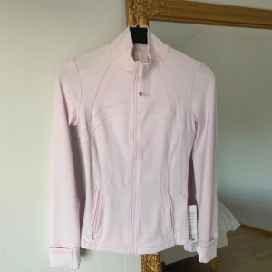 Lululemon define jacket - Rosa lululemon define jacket. Storlek 6. Ungefär S. För fler bilder skriv. Inga defekter eller tecken på användning.