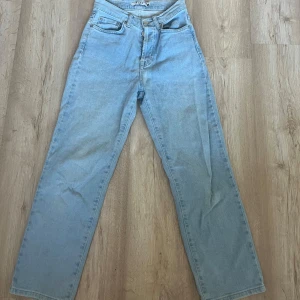 Petite jeans  - Jätte fina raka jeans som är petite och har en hög midja. Är flera knappar i mitten där man knäpper ihop. Jag är 1.58 cm lång och passar bra till längden. Väldigt bra skick!  Nypris: 299 kr