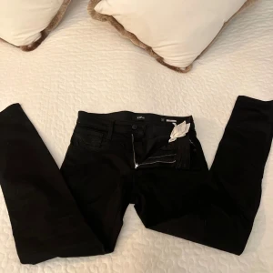 Svarta jeans från Replay - Säljer ett par svarta Replay jeans i modellen Anbass. De är i mycket bra skick och har en slim passform. Perfekta för både vardag och fest! Priset kan diskuteras vid en snabb affär.