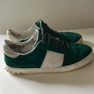 Valentino Flycrews Skor - De här skorna har sett saker… vi snackar 3 världskrig och 2 konflikter minst. Skorna är slitna, 3 nitar saknas, sulan börjar ge sig och insulan är faded. MEN, allt kan fixas för ca 300 kr hos en skomakare. Trots allt detta har de fortfarande mycket att ge, och med lite kärlek blir de grymma igen. Perfekt för någon som gillar att restaurera eller bara köra den råa looken. Skick: 6.5–7/10 Pris kan diskuteras 📦 Skickas eller möts upp
