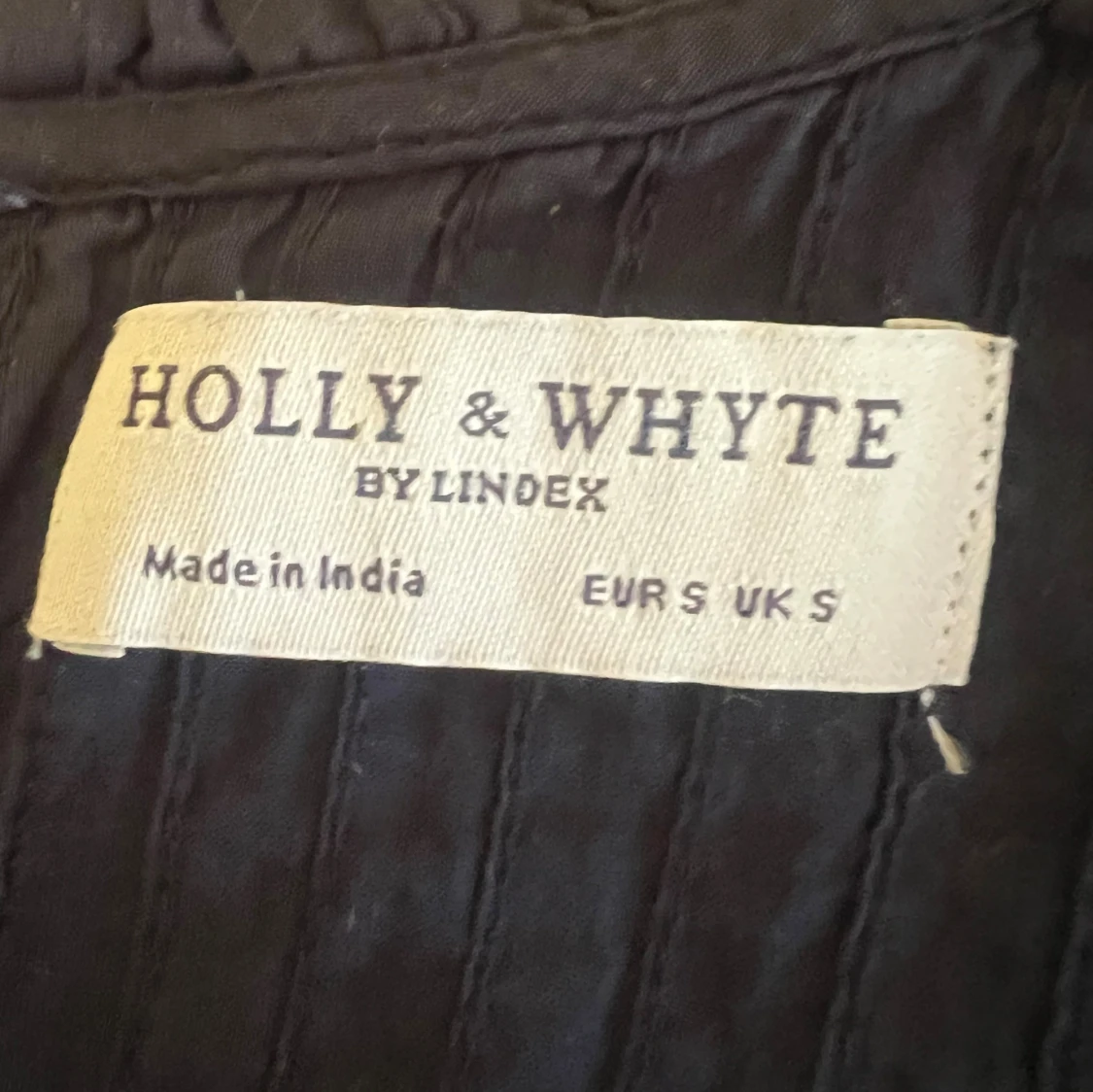 Mörkblå volangblus från Holly & Whyte - 2