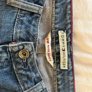 Tommy Hilfiger Low Rise Bootcut Jeans - Snygga lådmidjade jeans. Vet ej storlek men passar någon som har S/M. Skriv för flera bilder💕