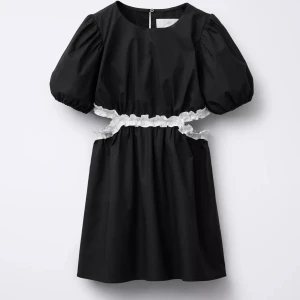 Zara klänning  - Jättesnygg klänning från Zara med cutout. Ny med prislapp på❤️