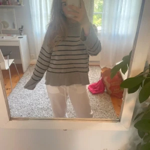 Grå randig stickad tröja - Snygg, randig, stickad tröja från Lager 157. Bra skick, skriv för fler bilder💗