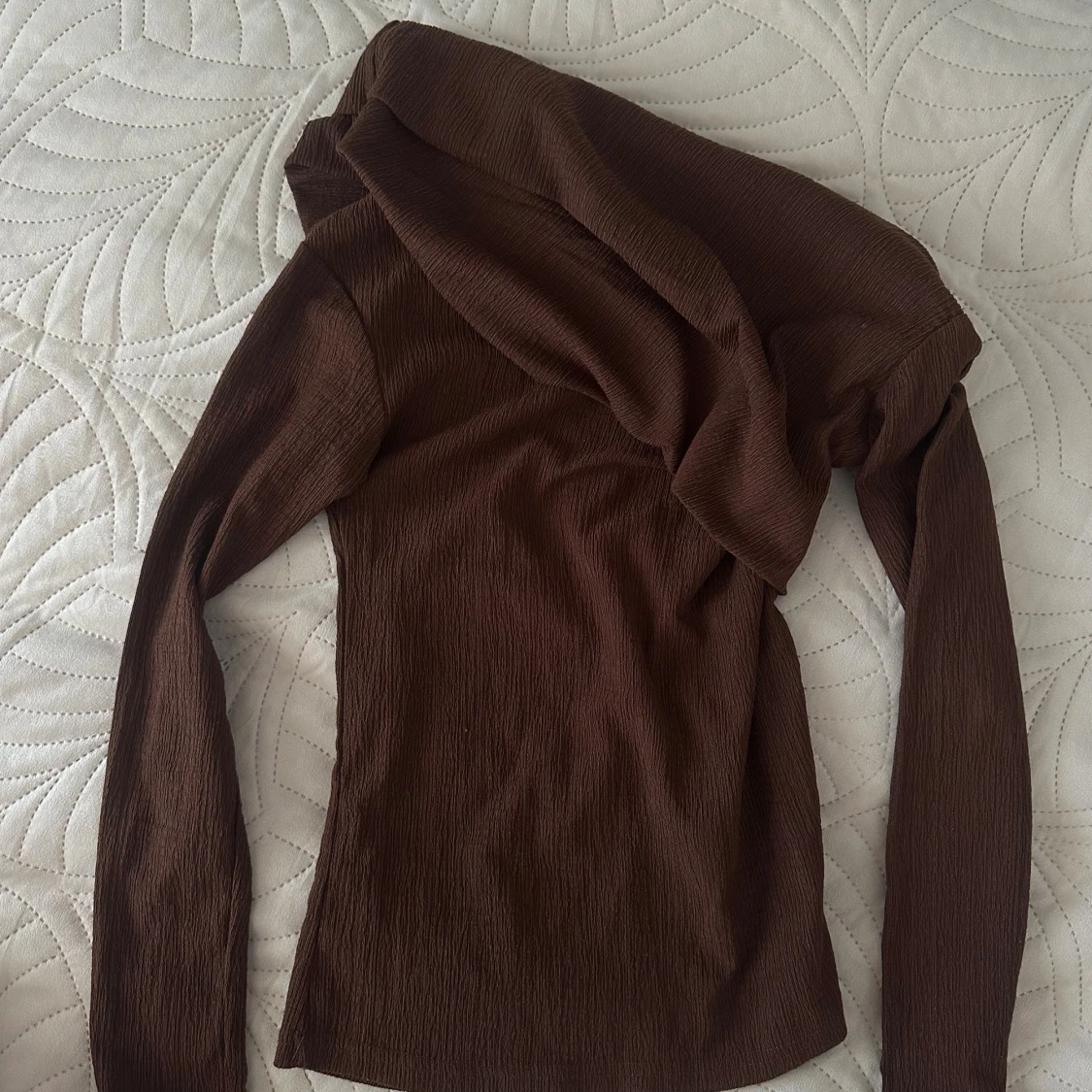 Brun långärmad offshoulder topp