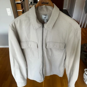 Beige overshirt från H&M - Stilren beige overshirt från H&M i storlek S. Passar till det mesta!