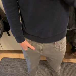 Replay Anbass grå slim jeans 30/30 - Säljer ett par gråa Replay Anbass jeans i slim fit. Snygg, modern passform med klassiska fickor och diskret Replay-logga vid fickan. Byxorna är i bomullsmix och har en stilren look som passar till det mesta.