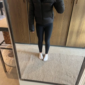 Svart vinterjacka  Calvin Klein - Svart Vinterjacka från Calvin Klein. Är i XS men passar även S. Har en lagning på vänstra ärmen som skräddare lagat. Annars inga defekter och är använd ett fåtal gånger. Skriv för fler bilder eller funderingar💕