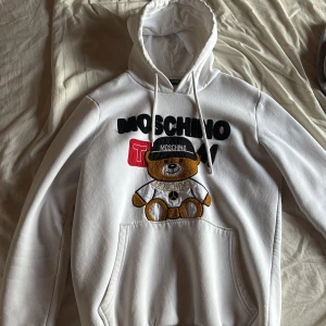 Moschino hoodie  - Snygg och stilren moschino hoodie för dig som vill få en mer elegant look till hösten. Priset är inte hugget i sten vid snabb affär. Hör av dig vid frågor