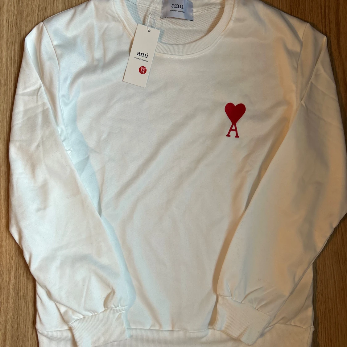 Vit sweatshirt från Ami Paris med hjärtdetalj