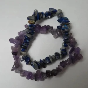 Två Armband i Äkta Natursten Kristallarmband (Ametist & Lapis Lazuli) - Två stretchiga armband med oregelbundna stenar, ett i blå och grå toner och ett i lila nyanser. Perfekta för att ge din stil en bohemisk touch. Säljs som set och passar de flesta handleder.