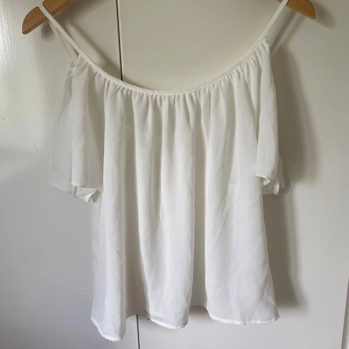 Vit offshoulder blus med tunna axelband - 2