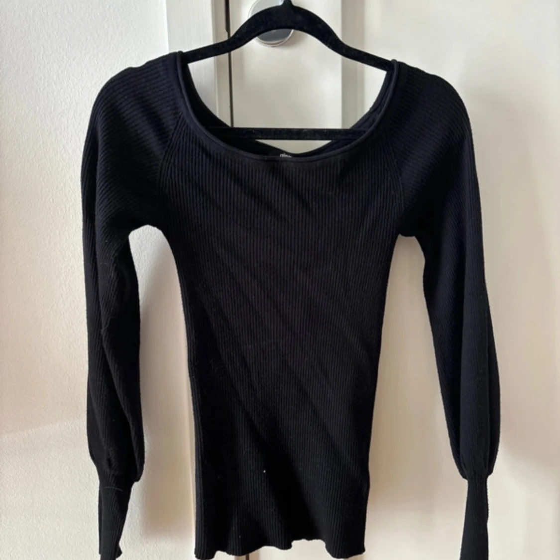 Svart ribbad långärmad tröja