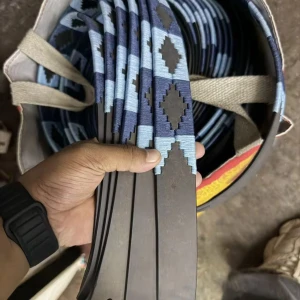 Navy blue läder skärp - Helt nya skärp för endast 349 kr, de är 1 one size. Handgjorda med mjukt högkvalitets läder med brodering i mörk blå och ljud blå färg. Gör så att din outfit sticker ut mer med Nordfors bälten!