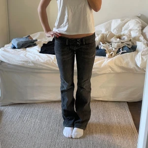 Svarta bootcut jeans disel  - Säljer ett par svarta bootcut jeans från Disel med låg midja. Midjemåttet är 41 cm tvärs över och innebetslängden är 75 cm 💕