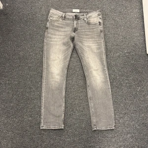 Grå skinny jeans - Snygga grå jeans. Jeansen har en ljusgrå tvätt med slitningar. Passar bra till de mesta. Har du frågor så tveka inte med att ställa de! Priset är ej hugget ur sten!
