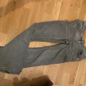 Grå jeans från Gina - Low waist och bootcut från Gina, knappt använt 