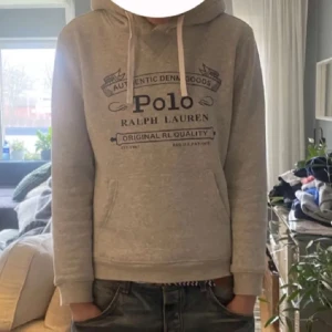 Ralph lauren hoodie - Säljer denna riktigt snygga hoodie i absolut toppskick, köpt här på plick och använt den en del. Strl. L, sitter L/M. Modell 187, Passar som bäst ≈183-189. Tveka inte på att skriva om ni undrar över något🤝