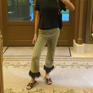 Mönstrade byxor med fjädrar - SÖKER DESSA BYXOR från Zara! Kan betala bra. 