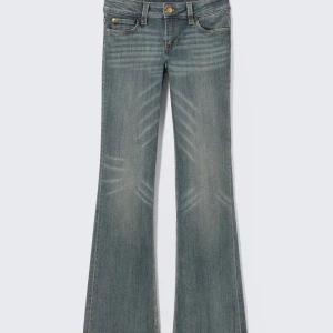 Cheap monday jeans - Snygga populära jeans med bootcut-modell och lågmidjada! Storlek 27/32.  knappt använda💖kom med prisförslag!!