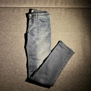 Mörkblå tajta jeans från Armani  - Säljer feta mörkblå jeans från Armani. Storlek 13A 160cm. Är i bra skick endast lite urtvättad.