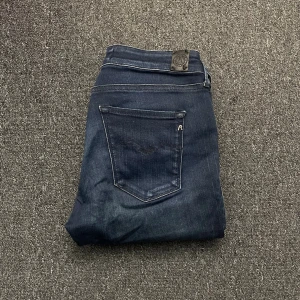Blå replay jeans - Ett par feta jeans som är riktigt fräscha🤗 modellen är 178