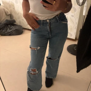 Mörkblåa jeans - Säljer mina mörkblåa jeans då de är lite för korta för mig.