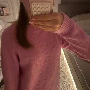  rosa stickad tröja - Supermysig rosa stickad tröja med rund hals och långa ärmar. Den är jätte skön och sticks inte alls 