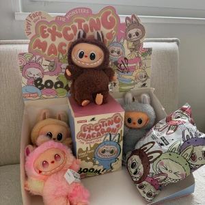 Labubus - Labubus i 3 olika versioner 🧸  Big into energy  Have a seat  Macaron   Skriv gärna vilken ni föredrar vid köp Låda och påse följer med, 100kr/st vid köp av fler får man billigare.  Vill ni köpa en öppnad finns dom på bilderna!