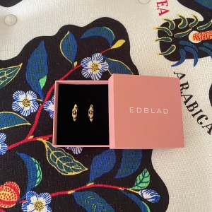 Nit örhängen från Edblad - Snygga örhängen från Edblad. Tyvärr är en plast plupp borta jag har extra men dem är inte exakt likadana pris kan diskuteras!