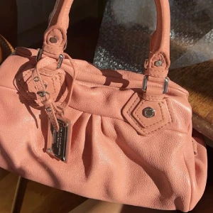 Marc Jacobs väska  - Äkta Marc Jacobs väska i en unik färg som ej finns att köpa som ny. Vid snabb affär kan jag gå ner i pris då jag endast vill bli av med den eftersom att den ej kommer till användning längre. Hör av er vid frågor💕
