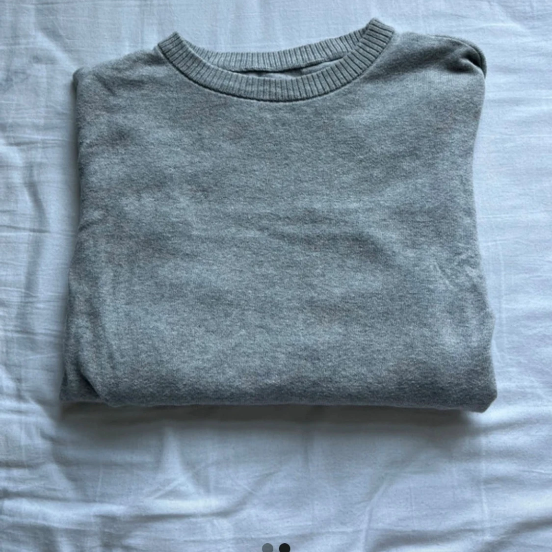 Grå och mörkgrå stickade tröjor - 1