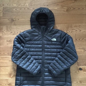 Svart dunjacka från The North Face XL - Svart dunjacka från The North Face. Nypris är 2400 kr