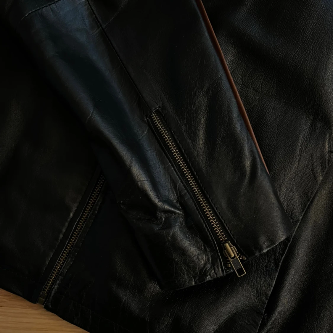 Svart skinnjacka med vita ränder Patino - 1