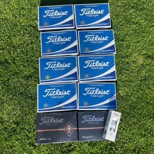 Titleist Tour Soft & Pro V1 Golf Balls - Stort paket med 8 lådor Titleist Tour Soft och 2 lådor Pro V1 golfbollar, samt  Titleist HVC. Alla förpackningar är oöppnade ut och är i helt nya Såkalrt , perfekt för golfentusiasten som vill ha kvalitetsbollar till nästa runda. Kan gå ner i pris lite med säljer redan väldigt billigt