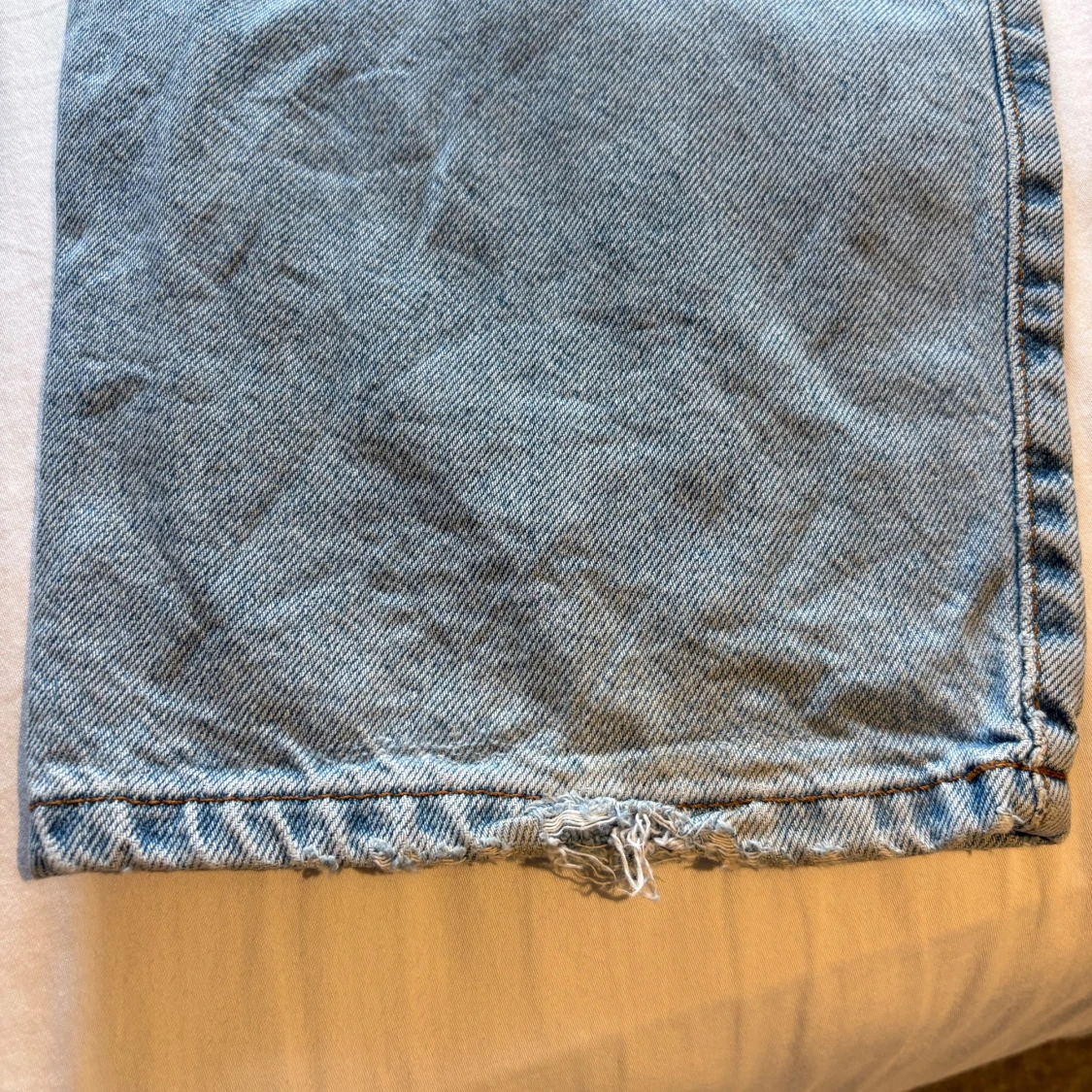 Ljusblå raka jeans med rå kant - 2