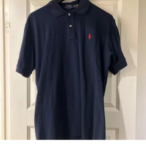 Marinblå pikétröja från Ralph Lauren - Säljer en Snygg marinblå pikétröja från Polo Ralph Lauren. XXL men passar XL. Skriv vid minsta fundering. Skicka prisförslag och pris går att diskuteras! :)