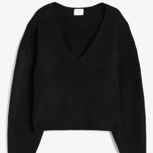 Svart stickad v-ringad tröja  - Svart v ringad stickad tröja, jätte fin och bekväm, finns ej att köpa på hm längre. Används fåtal gånger 