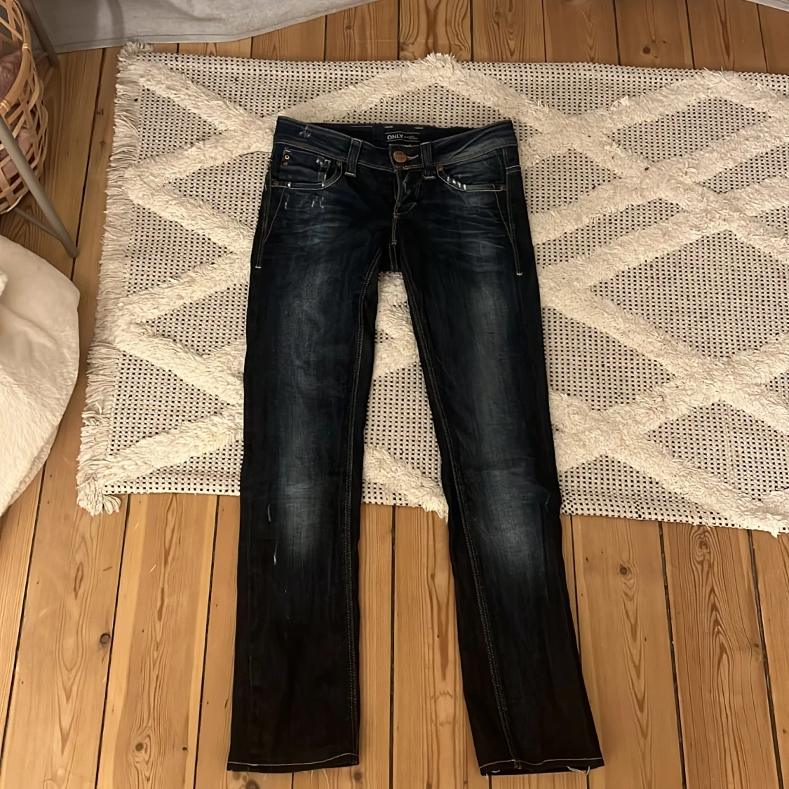Mörkblå jeans från ONLY W25 L34