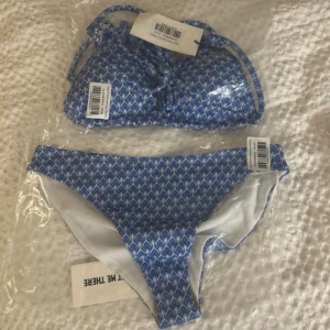 Meet me there bikini - Helt oanvänd bikini från meet me there i storlek XXS/XS. Originellt pris 224kr för överdelen och ca 168 kr för underdelen (ca 400kr för båda)