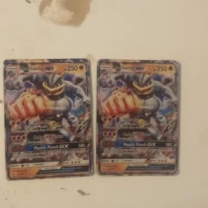 Machamp GX - Två coola Machamp GX Pokémonkort med kraftfulla attacker som Muscle Punch GX och Bedrock Breaker. Perfekt för dig som vill stärka din samling eller ta ditt spel till nästa nivå! Korten har 250 HP och en grym design som sticker ut bland dina Pokémonkort.
