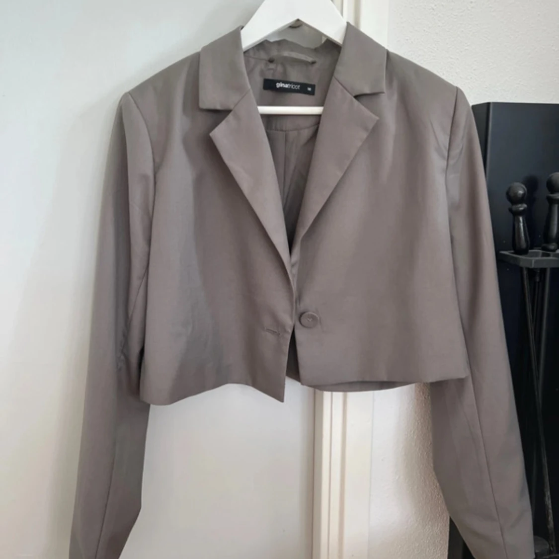 Grå croppad kavaj från Gina Tricot - 1