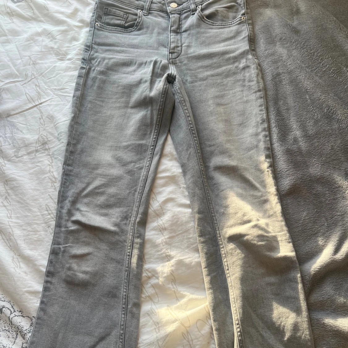 Grå bootcut mid rise jeans i storlek 158 från Kappahl