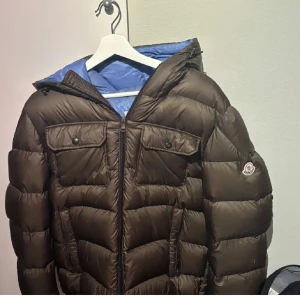 Mörkgrön moncler - Säljer denna snygga moncler jackan, storlek 4 passar M/L. Jackan har ett litet jack på vänster armen därav det låga priset, kan gå ner i pris vid snabb affär!! 