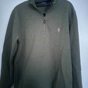 Olivgrön tröja från Polo Ralph Lauren - Hej, Ralph lauren tröja upp till salu. Vintern närmar sig allt mer och med Ralph lauren har man inga problem med kylan. Säljer alltså denna riktigt fina olivgröna tröjan som jag själv köpt men inte använder så väldigt mycket. Riktigt fin färg, värmer och dessutom inte har skador eller mer. Priset kan även diskuteras, riktigt bra tröja för lager på lager!